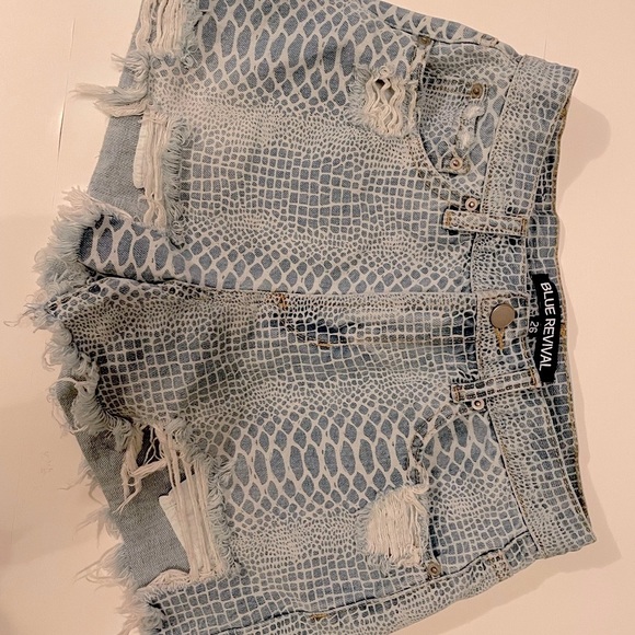 NWOT Blue Revival Snakeskin Denim Distressed Jean Shorts - Picture 4 of 8